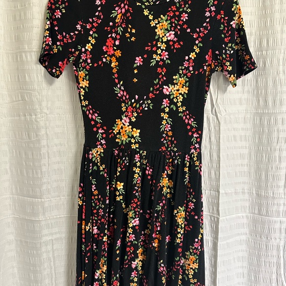Dresses & Skirts - Chic Floral Dress in Black